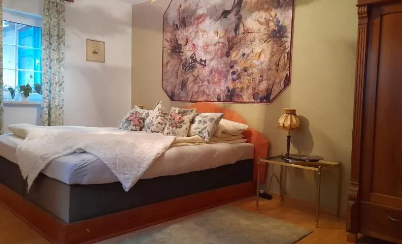 Doppelbettzimmer auf Bauernhof in Naturalleinlage
