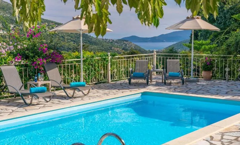 Villa Regina -Hidden Eden with Treehouse & Heated Pool