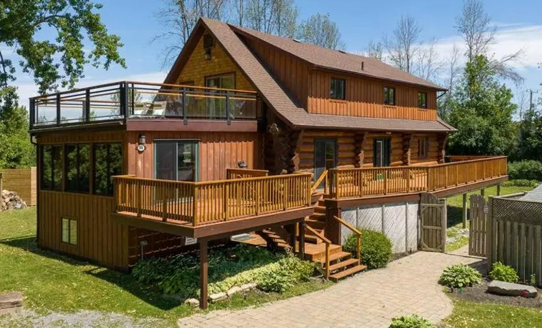 Unique Log House by the Lake, Retreat with Spa Amenities near Presque'ile Provincial Park