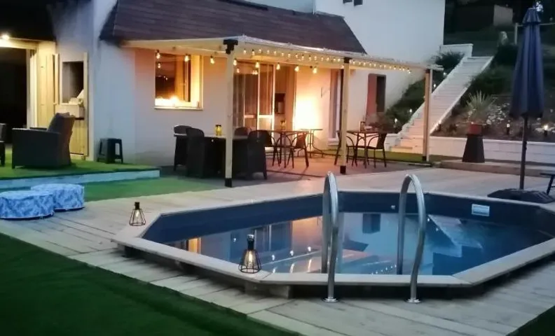 LAPAUSEDEGOUT piscine chambres climatisées terrasse table d'hôtes