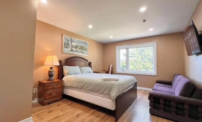Spacious Rooms with Bath Near Wonderland & Vaughan Mills Mall