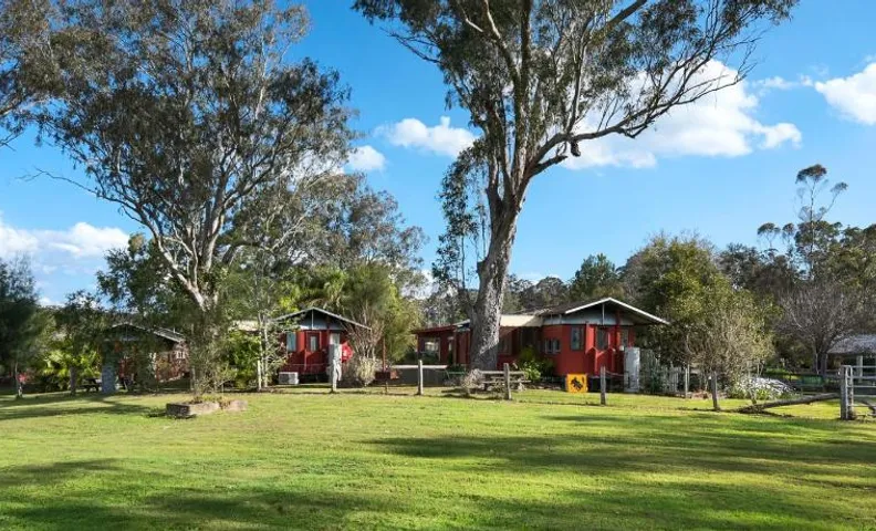 Carriageway Retreat - Unique Red Rattler Carriages and Units