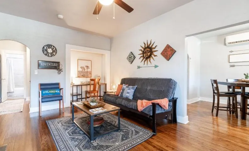 The Cozy Chickasha, Fiber WIFI, Washer & Dryer, Near DT Chickasha & Leg Lamp!