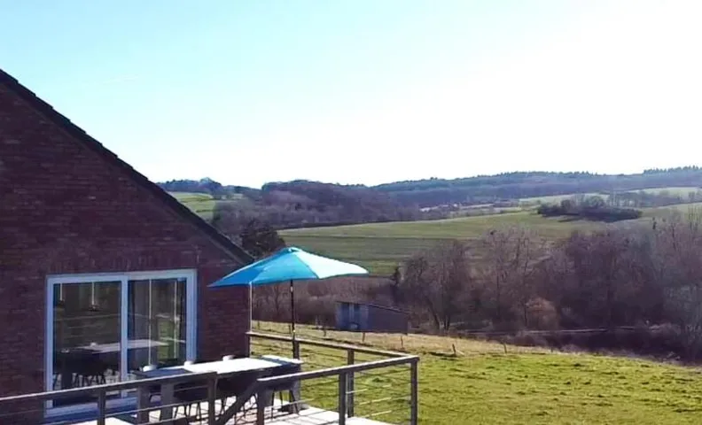 Huis met zonneterras, tuin en panoramisch uitzicht