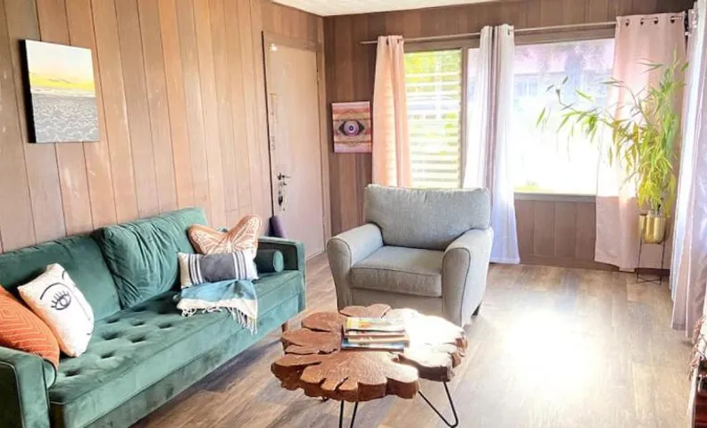 THE HILO HOMEBASE - Charming 3 Bedroom Hilo Home, with AC!