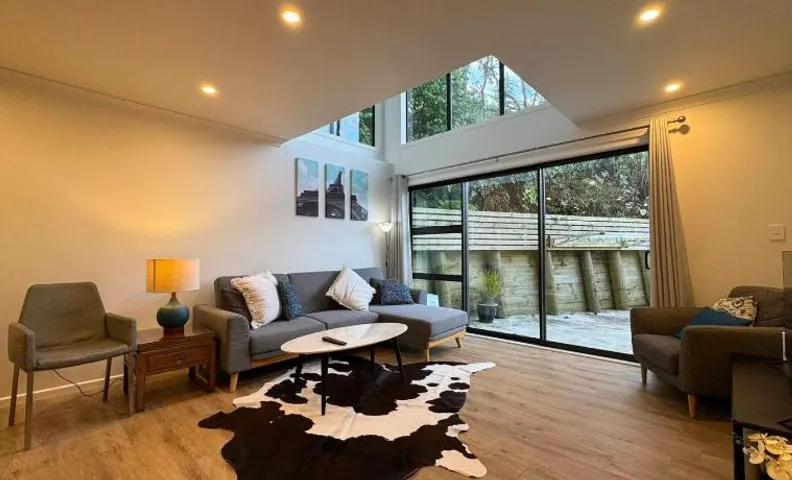 NO PARTY ALLOWED, Entire Brand New 3 bedroom townhouse, free unlimited fibre wifi and free parking