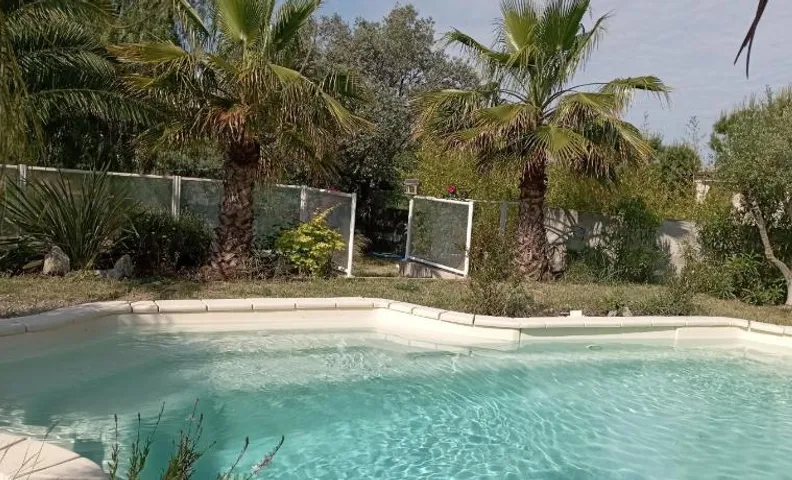 Villa plain-pied avec piscine californienne privée