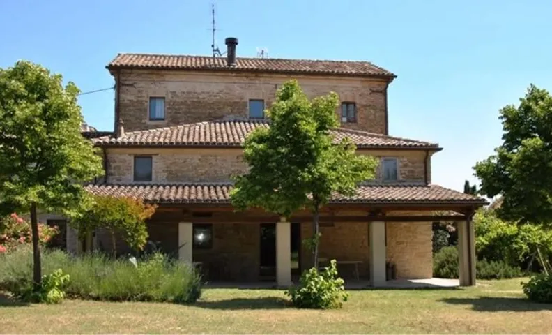 Stone farmhouse in Moie
