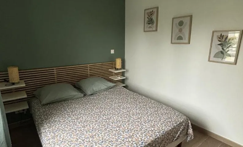 chambre avec salle de bain et coin kitchenette