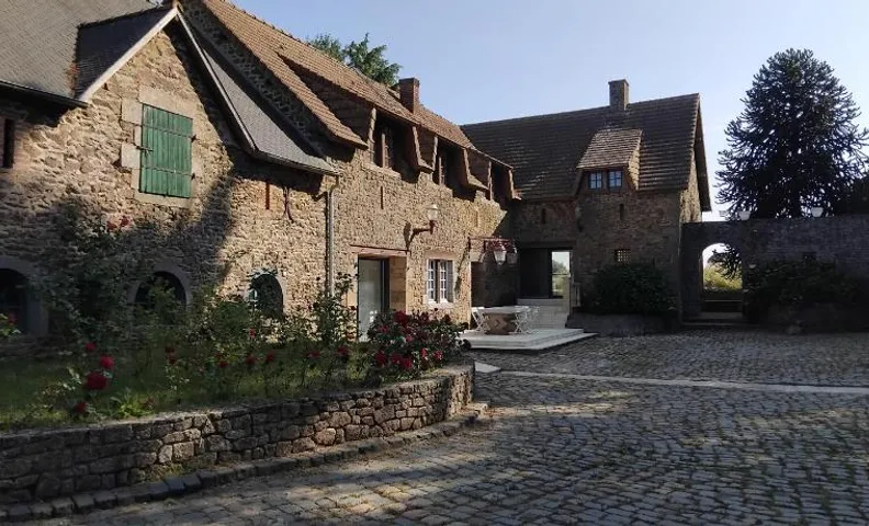 Maison bourgeoise avec grande salle de mariage