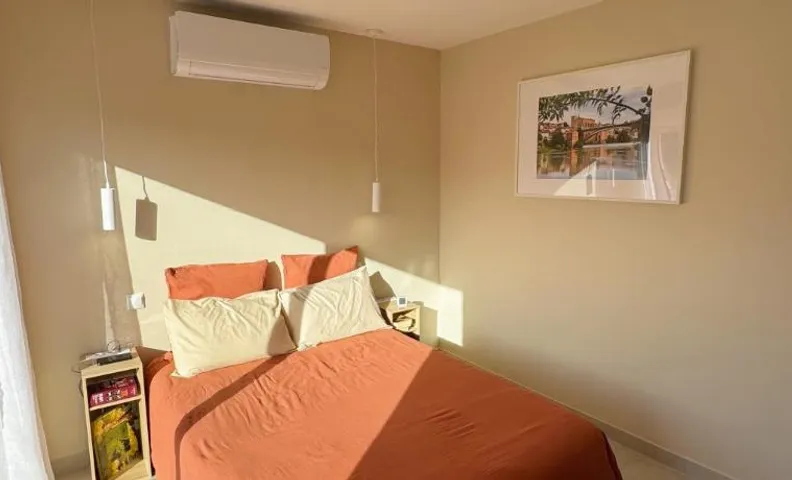 Chambre climatisée et salle de bain privatives, parking