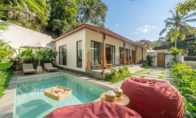 Bergamo by DH - Palm Tree Escape with Pool & Spacious Patio