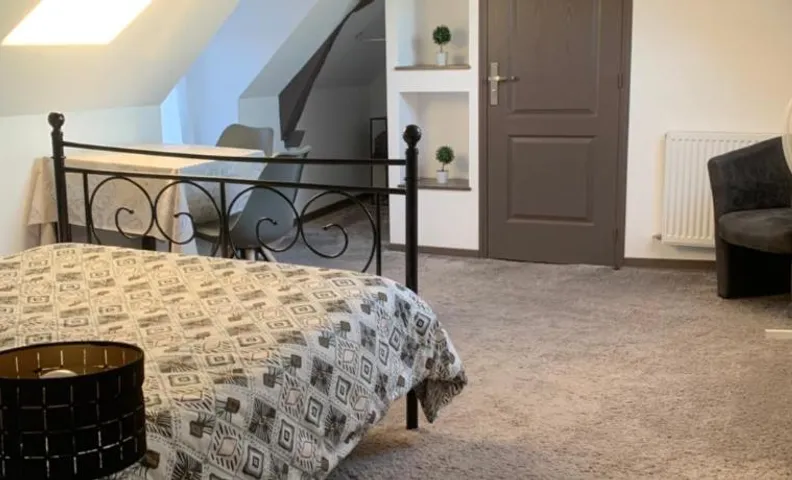 Chambre chaleureuse avec accès indépendant et sanitaires indépendants