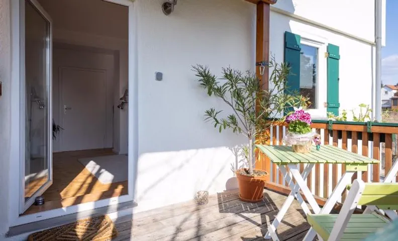 Charmante 2 Zimmer plus Bad und Balkon ohne Küche