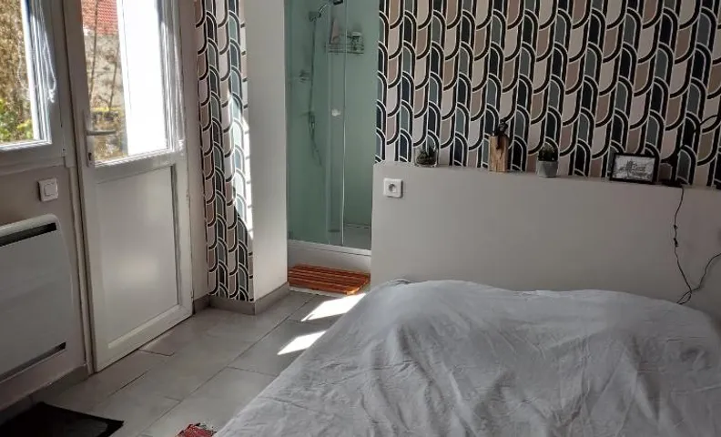chambre avec un accès indépendant et salle de bain et toilette privatifs
