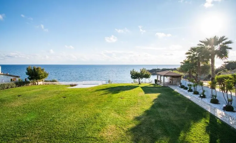 Sea-front Estate Navarino Baths