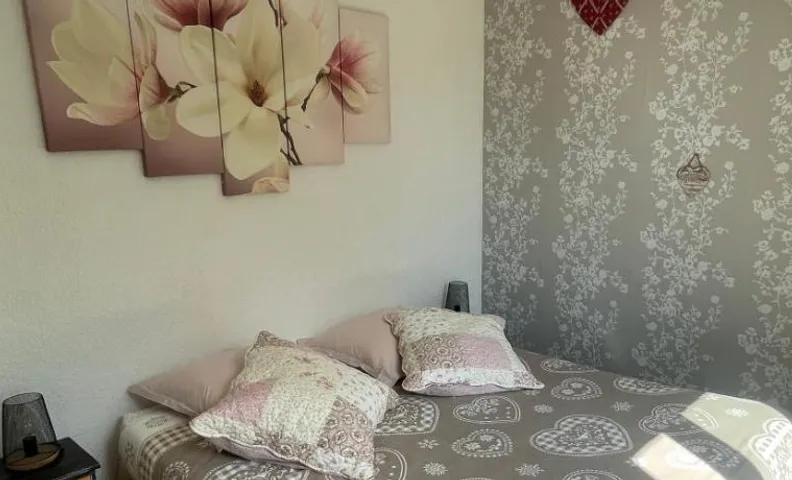 chambre climatisée et salle de bain indépendantes à 200m de la plage de Fabrégas
