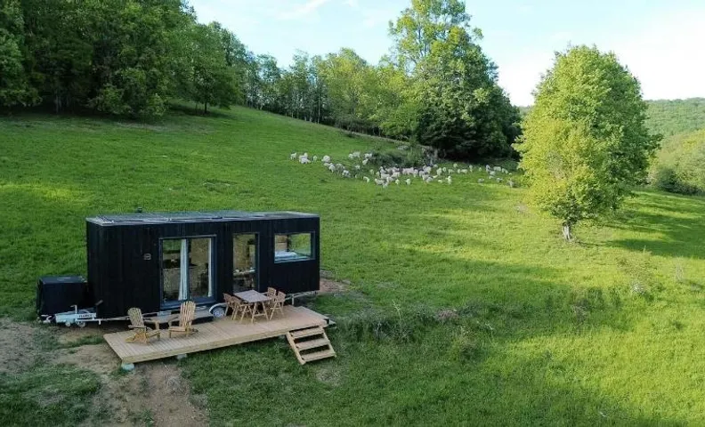 Courneillac - Parcel Tiny House - Tiny house vue Pyrénées entourée par les chèvres MAE-5233