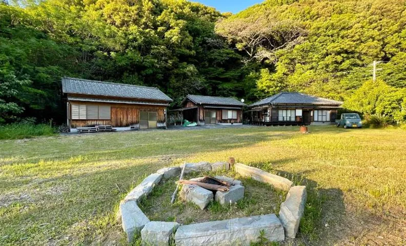 ぽつんとビーチ付きで海水浴して大きな庭で焚き火やバーベキューが楽しめる1日1組貸切宿ウミクマルア