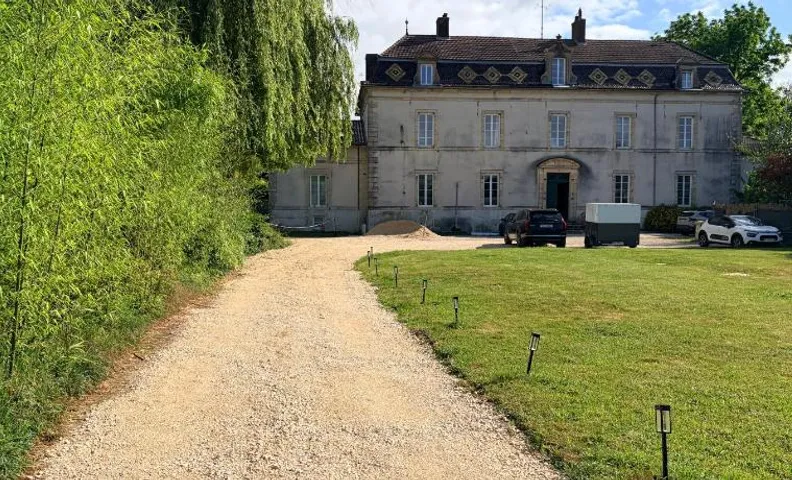 Entire Apartment in an 18th-Century Castle with Private Garden