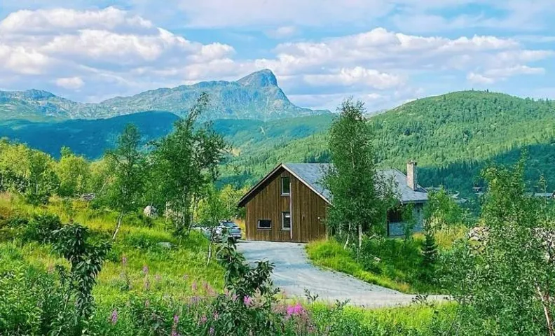 Cabin In Alpine Slope Near Besseggen