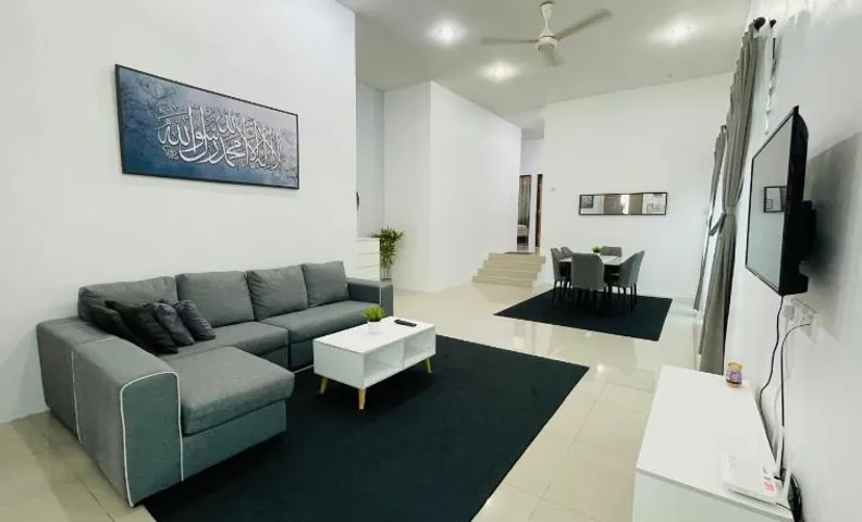 D Azlin Homestay