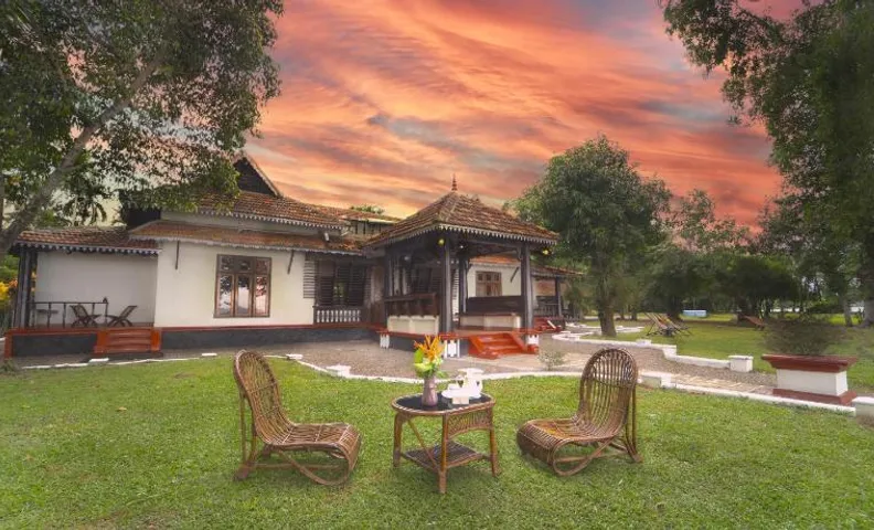 Alaya Stays Vembanad House Heritage Lakeside Villa with Garden