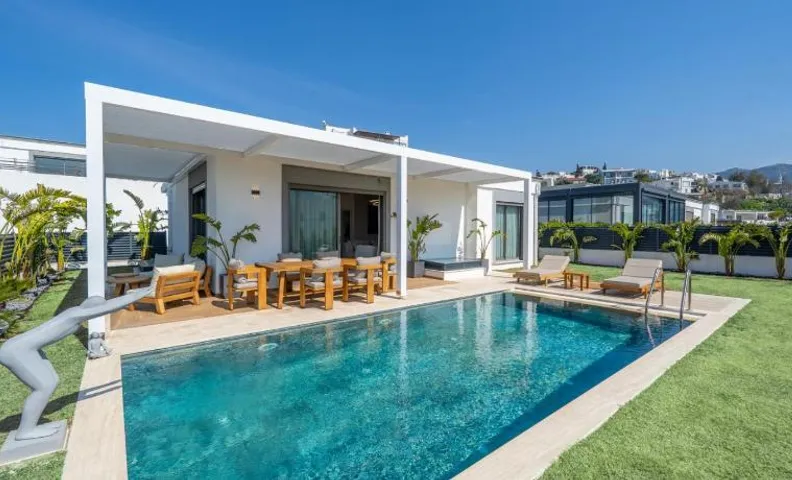 MAVIIE Luxusvilla mit Pool & Meerblick in Yalıkavak Geris