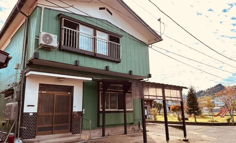 Green House- 200 m from Urasa Station