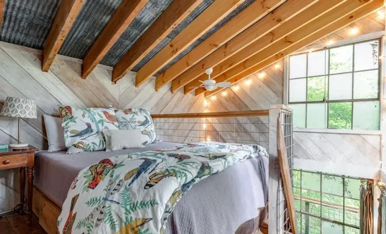 Treetop Hideaways: Luna Loft Treehouse