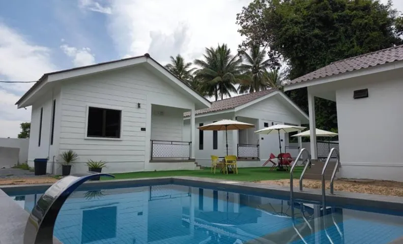 The Pool Cottage, 2BR with Pool, 200m to Beach, WiFi and Netflix