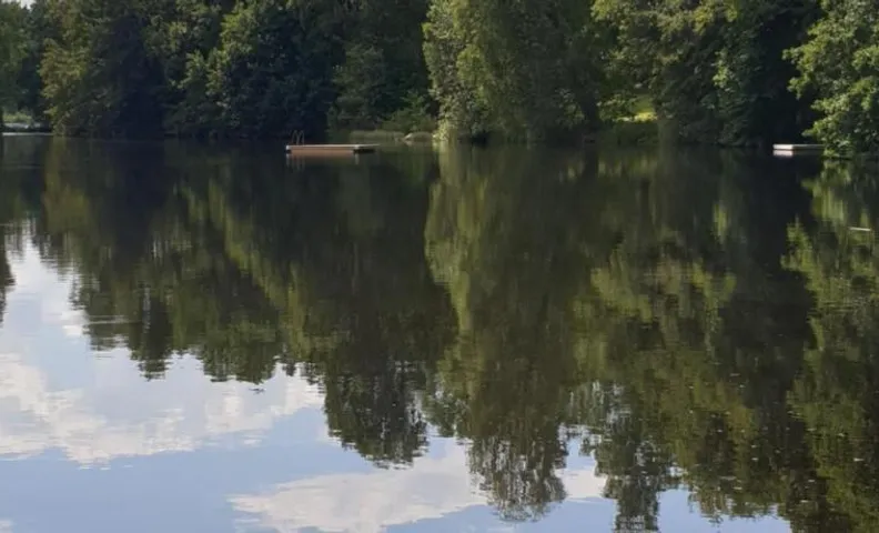 Haus auf einer Anhöhe, ruhig, Flussnähe, Glasreich