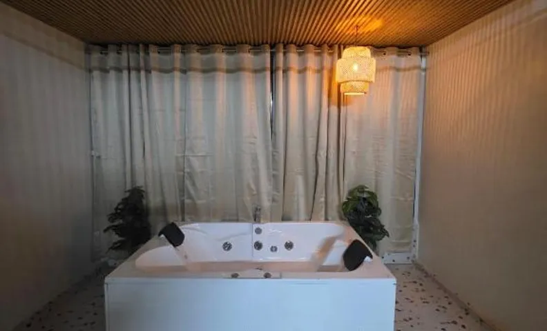 Nirvana Suite 2: Room with Jacuzzi