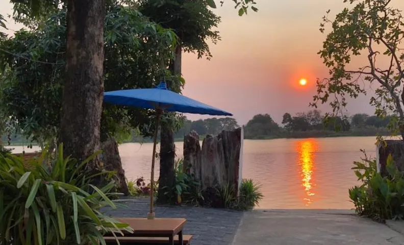 Ruen Thai Ban Rim Nam