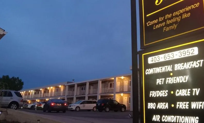 Cardston Inn