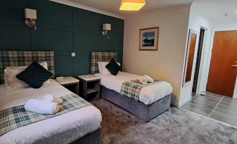 MacDonald Hotel & Cabins