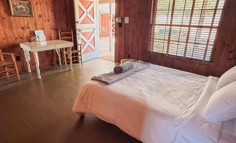 Room 3 - Downtown Joshua Tree Motel - Pet Friendly - Walk to Shops & Visitor Center, Minutes to Park