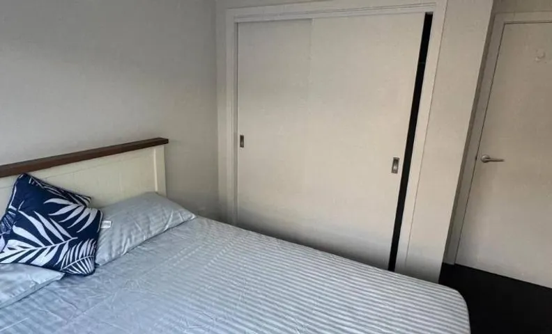 Spacious One-Bedroom with Private Bathroom Aotea