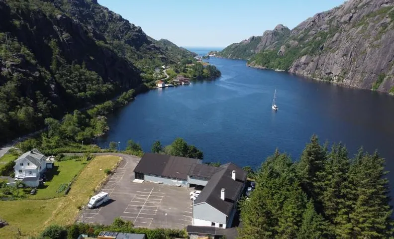 Brufjell Hostel & Parking