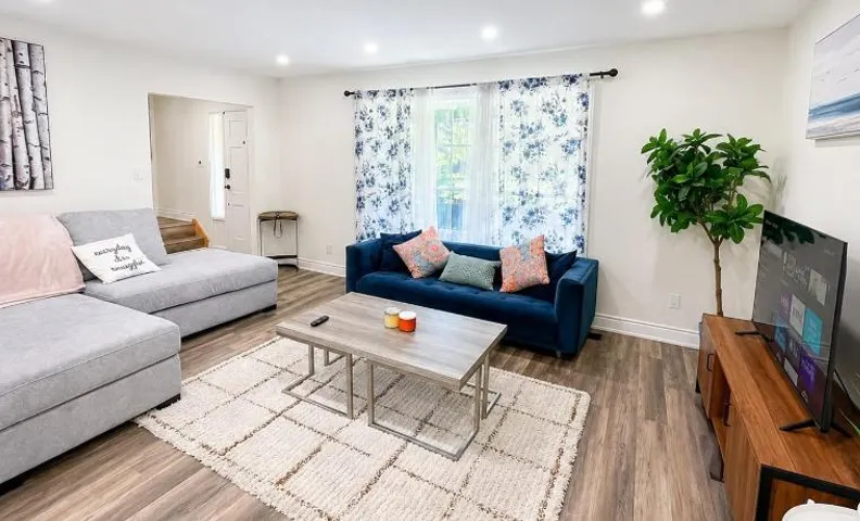 Spacious 3-Bedroom Home in Waterloo, Family & Pet Friendly, Work Space, Private Backyard