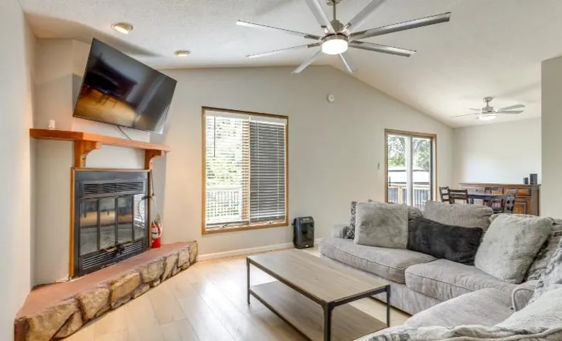 Lakefront Family Home 13 Mi From Gateway Arch!