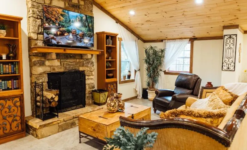 Villa Serena Tuscan Theme home with a HIDDEN lounge, fire pit, lawn games, creek