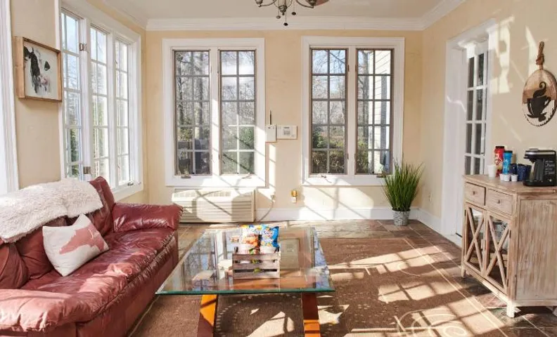 In-law suite, with private entrance, Sunroom, patio!