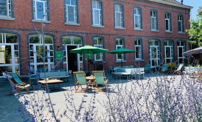 De Lotuspoort met Mihr's B&B in de Abdij van Bornem