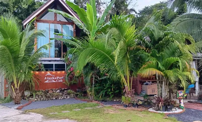 Alaska pool cafe&homestay2