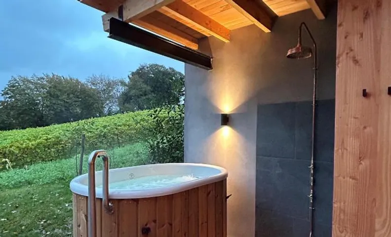 Cabanes avec jacuzzi les pieds dans la vignes