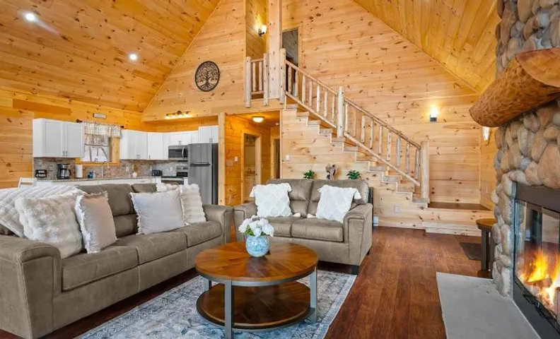 Luxury Log Cabin Lakefront, Game room & Fire Pit,