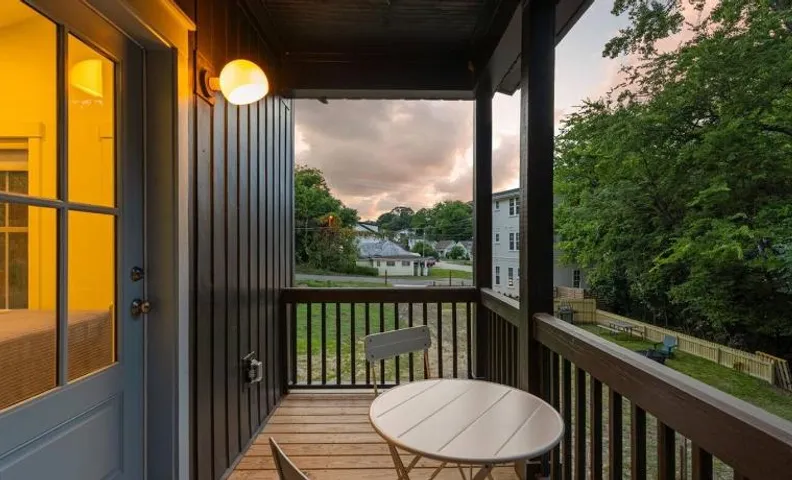 Top Level, Chill Vibe, Fenced, Walk Downtown, Pets