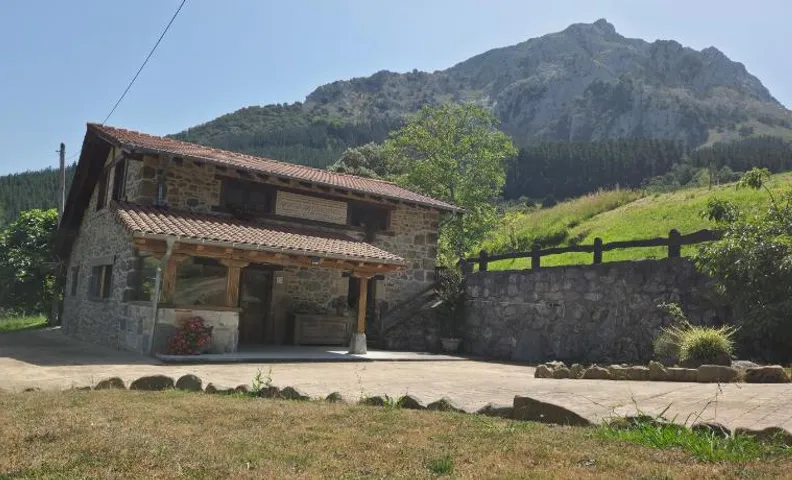 Caserio Solaguren Parque Natural Urkiola