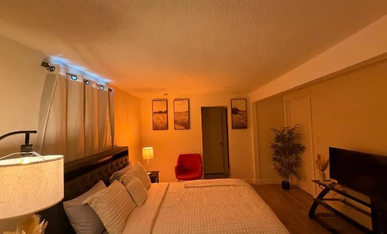 Private Room with Private Entrance North Miami